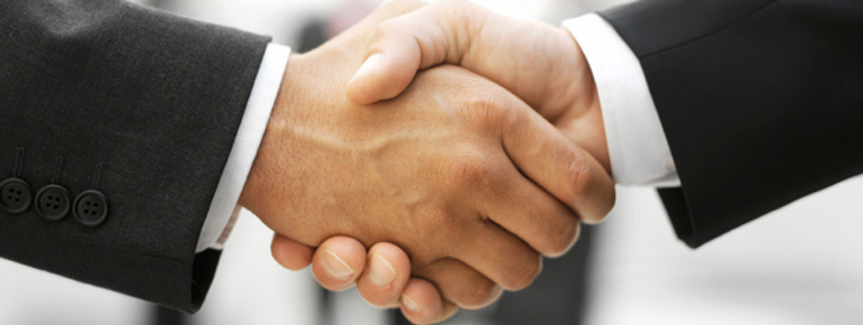 Geschäftlicher Handschlag als Symbol für Zusammenarbeit